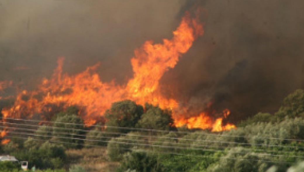 Μεγάλη φωτιά στην Ικαρία: Εκκενώνονται οικισμοί